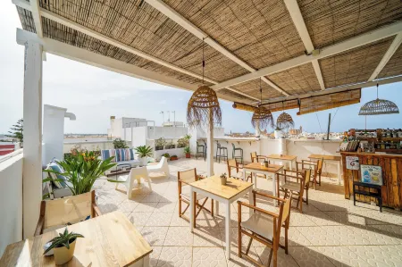 Hostal Menurka Отели рядом с достопримечательностью «Es Bot - Algaiarens»