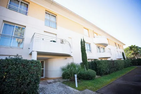 Proche Thalazur et plages, Parking privé, Piscine Отели рядом с достопримечательностью «Nomade de Jaume Plensa»