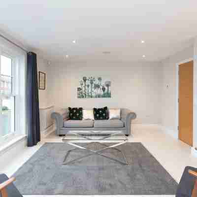 Stunning Central Windsor Town House with Parking Rooms