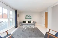 Stunning Central Windsor Town House with Parking Hotels in Old Windsor