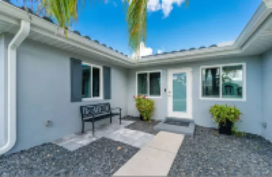 Villa Capri-Waterfront- Free Amenities-Heated Pool-Beach and Fishing Gear