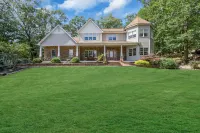 Family Retreat with Autumn Views and Fireplace Hotels in Stony Point