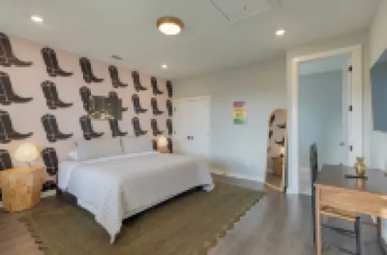 Minutes to Broadway Chic Newly Built 4Bdr w Balcony 98 Degrees by AvantStay