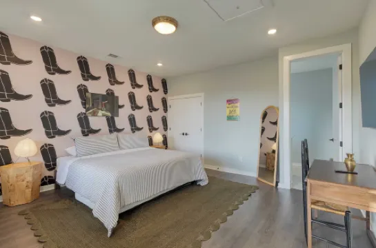 Minutes to Broadway Chic Newly Built 4Bdr w Balcony 98 Degrees by AvantStay