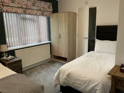 Room in Guest Room - Family Room with Private Bathroom Hotels near Hendon