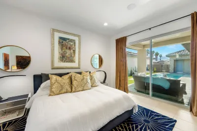 NEW Home with a POOL ! PGA WEST Signature Club, stylish 3 bedroom home sleeps 8 Hotel in zona PGA WEST Greg Norman Golf Course