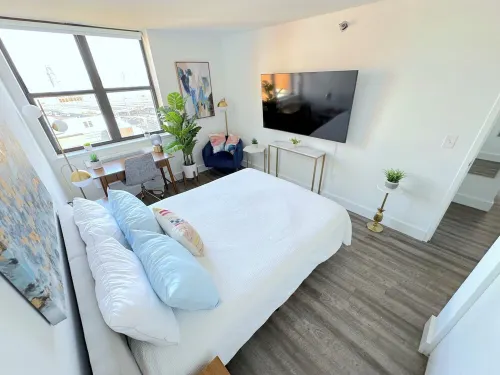 Luxury 2BR-1BA - 10 min to NYC - Elevator - Laundry - Gym - Roofdeck - Hoboken