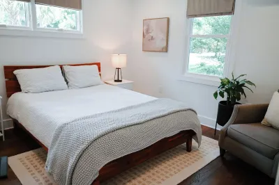 Charming 2-bedroom house in beautiful Charleston with full kitchen, AC, patio Hotels near Costco Wholesale