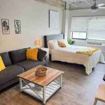 Come stay at our Horizon Hideaway. A modern downtown studio. Rooms