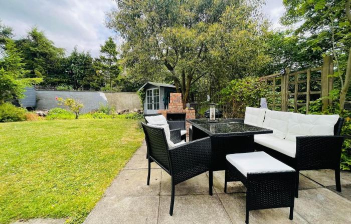 5 Bedrooms Sleeps 10-12 Free Wifi & Parking Garden