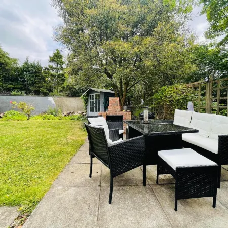 5 Bedrooms Sleeps 10-12 Free Wifi & Parking Garden