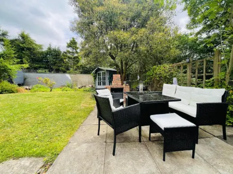 5 Bedrooms Sleeps 10-12 Free Wifi & Parking Garden