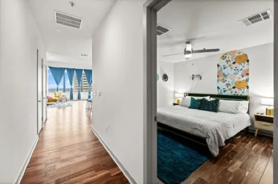 Apt w Parking Pool Gym Projector Desk Gym CityView