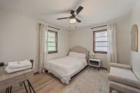 Welcome to Tiny's House. Your 3 Beds, 1 Bathroom Cozy Retreat in des Moines