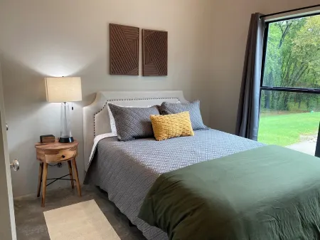 Stylish Cottage located in downtown Mount Vernon!