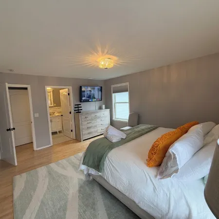 Ground-Level Bed and Bath! Well Equipped Beautiful Backyard and Near the Beach.