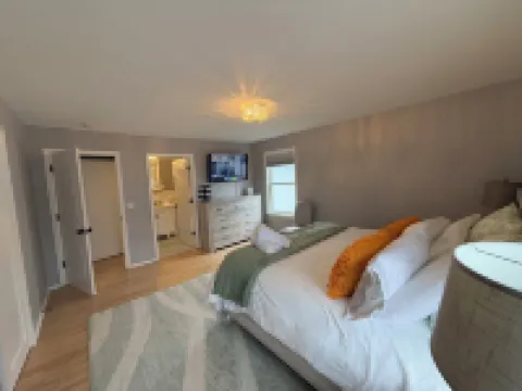 Ground-Level Bed and Bath! Well Equipped Beautiful Backyard and Near the Beach.