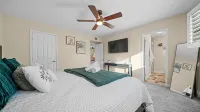 Unique 3-bed, 2-bath house with Pool, Hot Tub, and Hi-Spd Wifi in Optimist Park