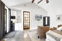 Schubert Inn Suite-B with Pool & Grill - Walk to Main