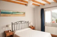 Apartamentos Corona Hoteles cerca de El Capricho de Gaudí