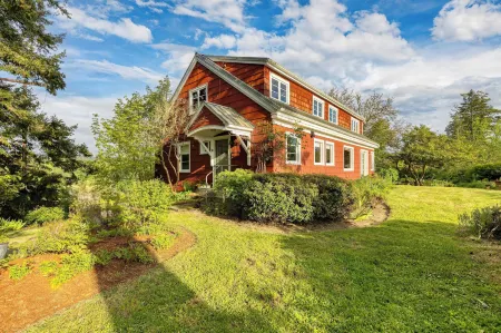 Maxwelton Aerie Bluffside Retreat w/ Sweeping Puget Sound Views + Firepit Отели рядом с достопримечательностью «Парк округа Дабл Блафф»