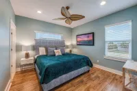 4/4. Pool & Golf Cart.  1st Floor Master Suite.  2 Masters Up, Boat Parking.