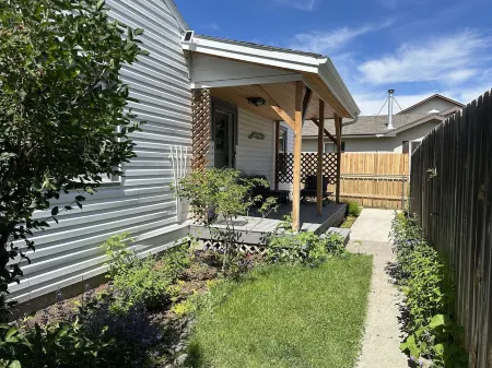 NEW! Cozy cottage walking distance to the Yellowstone River