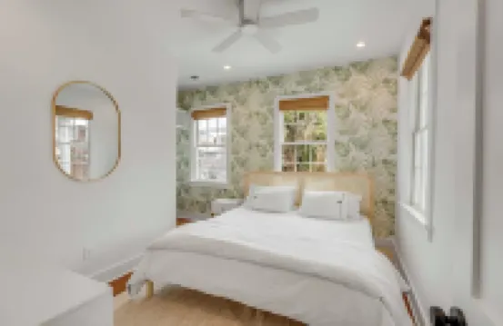 The Philip's Suite, newly renovated 3 Bed/3 EnSuite Bath, 1 Block to King
