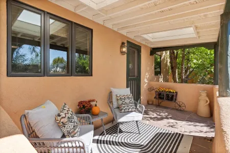 Adorable Santa Fe 3 Bedroom Home! Отели рядом с достопримечательностью «Публичная библиотека Санта-Фе»