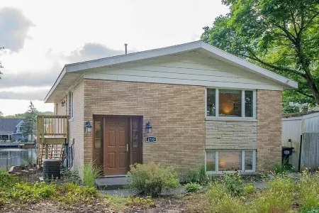 Newly remodeled LAKE HOUSE with HOT TUB, Game Room, Large DECK on PAW PAW LAKE