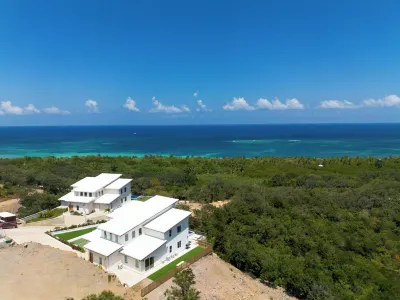 NEW! Lux Remote Escape w/ Concierge, Pool, Hot Tub, Views, Beach & Water Sports Hotels near Roatan, Honduras