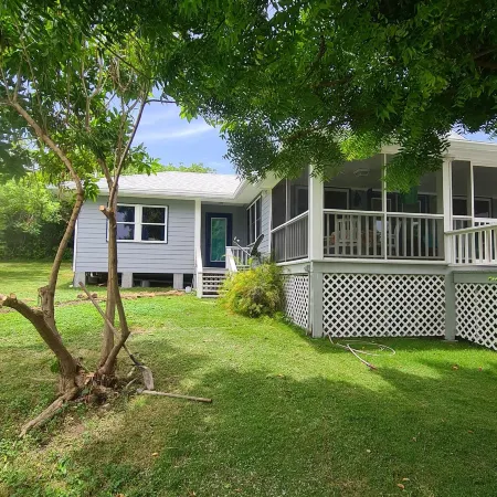 Beautiful home with wifi, tv, A/C, private dock, & backup generator power