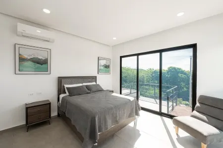 AG36 4-bdrm house w/ pool, central AC, & WiFi in the heart El Sunzal, Surfcity. Отели рядом с достопримечательностью «El Tunco»