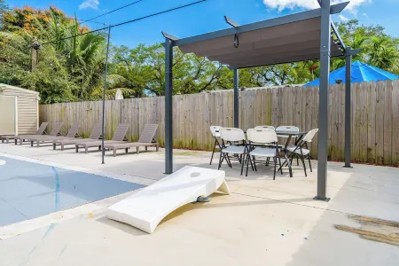 Stylish Miami Oasis: 4BR, 2 BA, Saltwater Pool, Gated Parking, 10 Mins to Beach Отели рядом с достопримечательностью «Ancient Spanish Monastery»