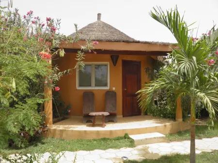 African hut comfort on estate with pool Отели в г. Мбур
