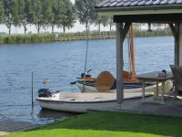 Cozy and rustic cottage plus houseboat on the water Hotels in Grafhorst
