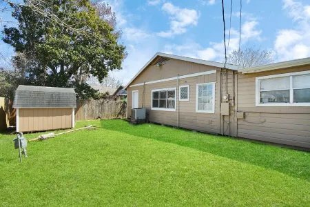 Spacious Home w/ King Bed - mid of Kemah and Galveston