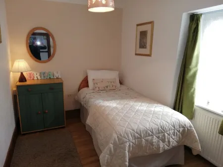 COSY COTTAGE WITH REAL FIRE AND FABULOUS VIEWS IN CARMARTHENSHIRE, WALE Отели в г. Кидвелли