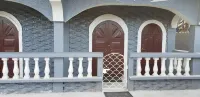 Beautiful Apartment, located on the public road seawall full kitchen included AC Các khách sạn ở 