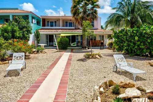 Charming oceanfront villa, great house reef near restaurant and dive operation