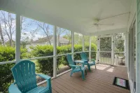 Welcome to Seashells and Sandtraps! The Perfect Oak Island Home w/ Golf Cart! Hotel a Caswell Beach