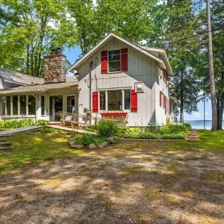 Higgins Lake - One Of A Kind Lakefront Lodge!
