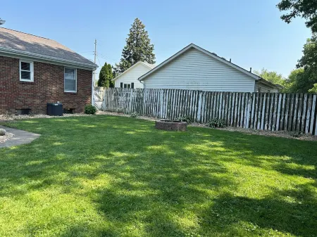 Charming House Right Outside of the Historic Harbortown, Close Walk to Downtown Отели в г. Вермилен