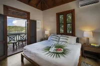 Fun luxury water front w/ dock & free wifi on private 8 acre peninsular estate