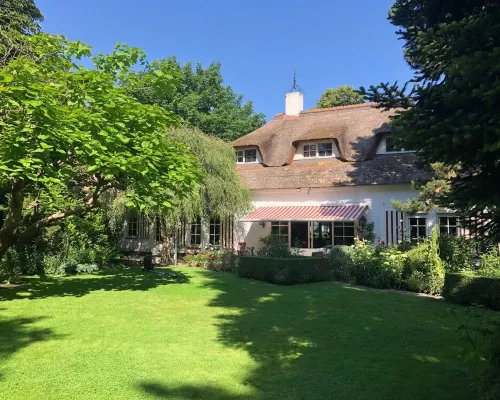 60 m2 luxury apartment with double jacuzzi and private Finnish sauna, in villa 奧斯酒店