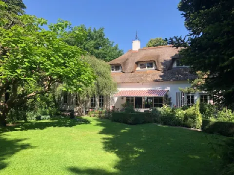 60 m2 luxury apartment with double jacuzzi and private Finnish sauna, in villa 酒店