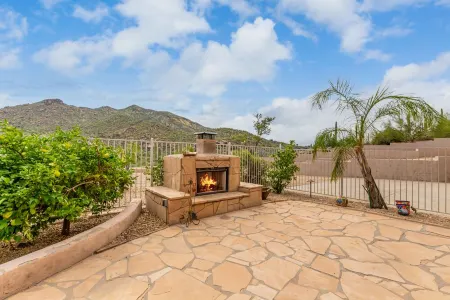 Unique home with mountain views close to downtown Отели в г. Кейв Крик