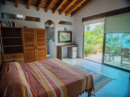 Casa de la Luna - Your Escape to Paradise in Stunning Oceanfront Home