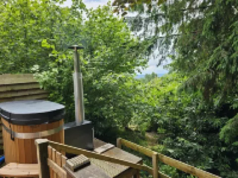 Rowan Tree Lodge with Hot Tub, a beautiful Woodland Retreat in Shropshire