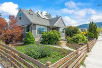 Ultimate Heritage Retreat: Hot Tub, Cold Plunge, Private Yard, Vernon Hotels in Vernon